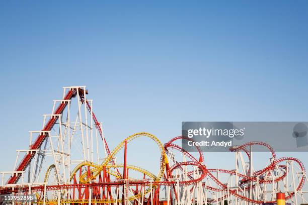 montaña rusa - parque de diversiones fotografías e imágenes de stock