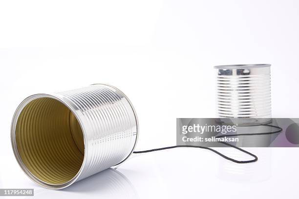 teléfono de lata con cable aislado sobre fondo blanco - tin can phone fotografías e imágenes de stock