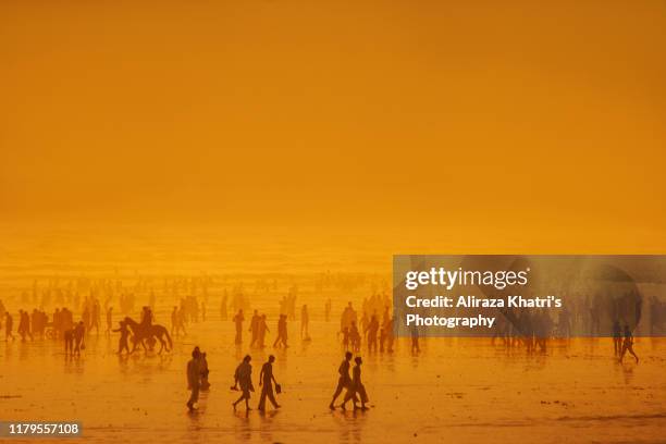 crowded sunset silhouette - laboratory for the symptoms of global warming stockfoto's en -beelden