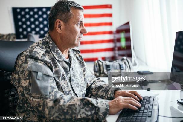 solider werkt op computer - united states airforce stockfoto's en -beelden