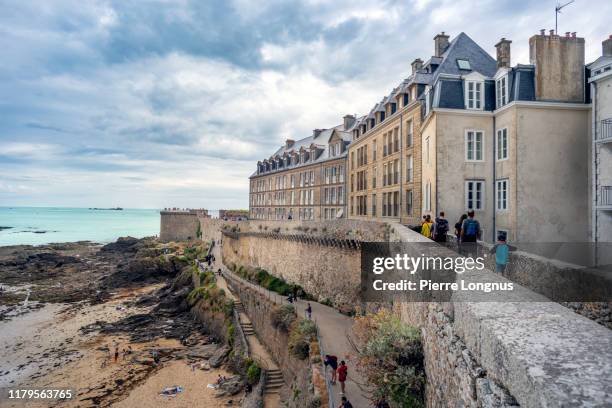 promenade on the the fortified walls of saint-malo - st malo stock pictures, royalty-free photos & images