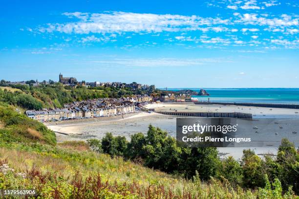 city of cancale in brittany, coastline, beach and port at low tide - ille et vilaine - fotografias e filmes do acervo