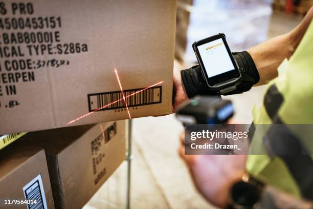 warehouse employee using bar code reader - código-de-barras imagens e fotografias de stock