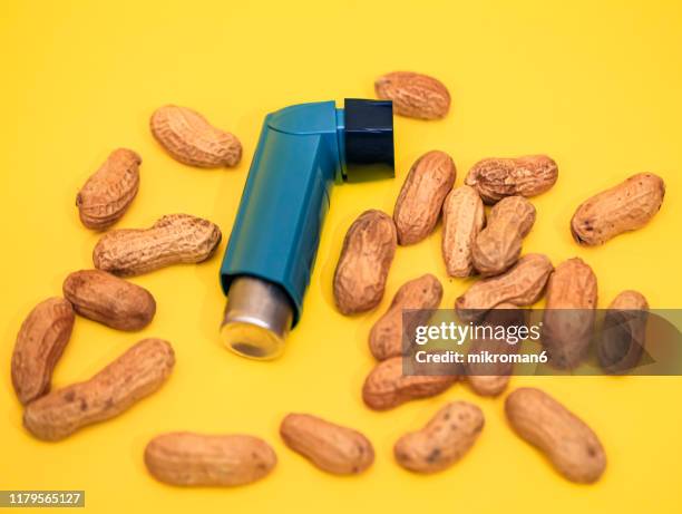 peanuts allergy - medicamento para la alergia fotografías e imágenes de stock