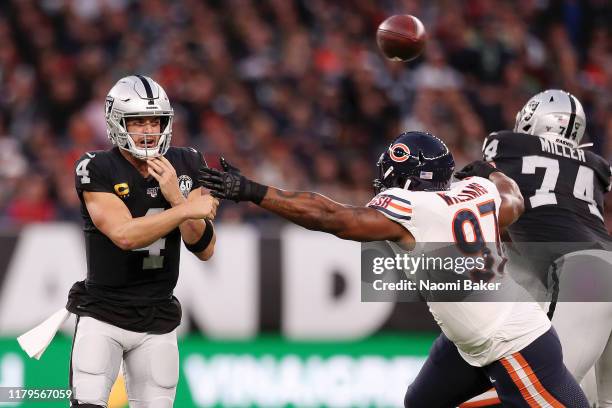 Derek Carr of Oakland Raiders in action during the game between Chicago Bears and Oakland Raiders at Tottenham Hotspur Stadium on October 06, 2019 in...