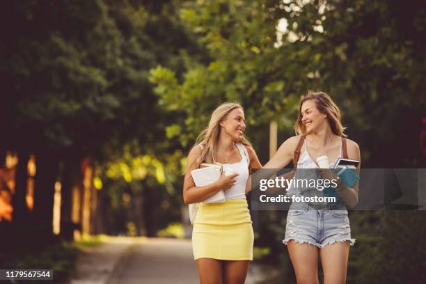 amici che vanno a scuola insieme - solo ragazze foto e immagini stock