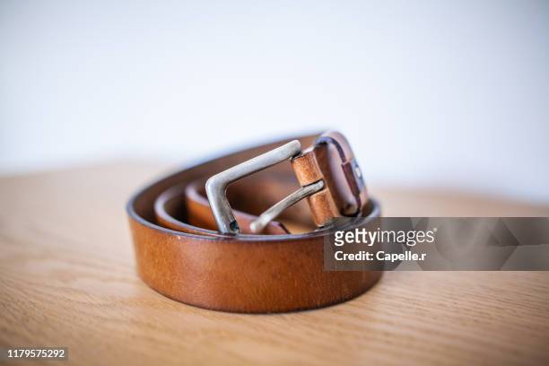textile, mode : ceinture en cuir marron - ceinture par dessus photos et images de collection