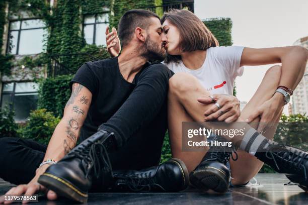 cool couple in love - casal beijando na rua imagens e fotografias de stock