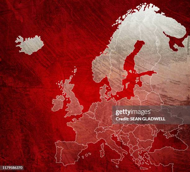 painted red map of europe - the uk and the eu stock-fotos und bilder