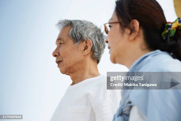 senior man and mature woman together on sunny day - pacific photos et images de collection