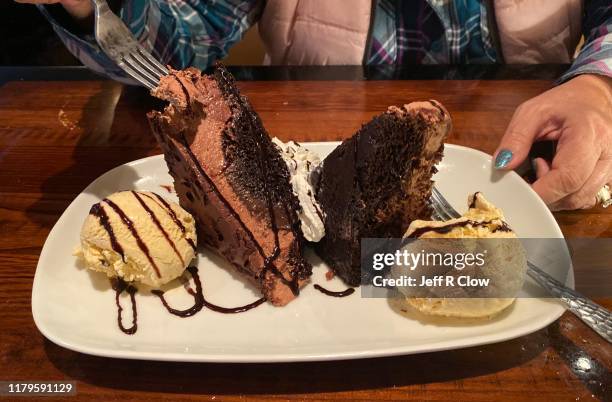 chocolate mousse pie with ice cream - eine seniorin allein stock-fotos und bilder