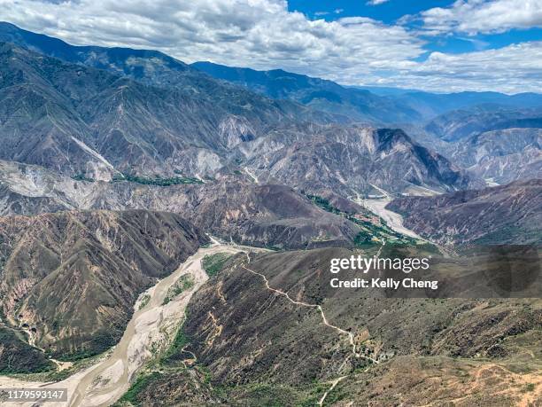 paragliding over chicamocha canyon - physical geography fotografías e imágenes de stock