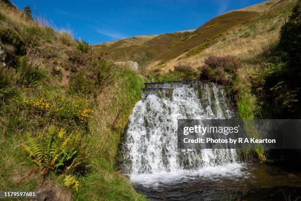 waterfall below kinder scout, peak district, derbyshire - pennines stockfoto's en -beelden