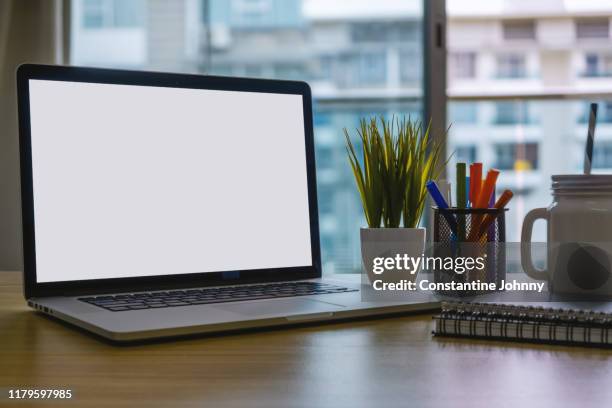 laptop and office supplies on home office desk - computer screen on desk stock pictures, royalty-free photos & images