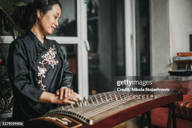 kvinna med traditionellt asiatiskt instrument - koto harp bildbanksfoton och bilder