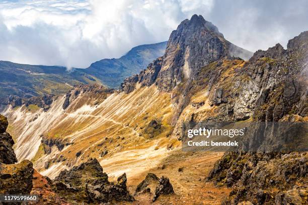 kraterranden av rucu pichincha vulkan ecuador - pichincha bildbanksfoton och bilder