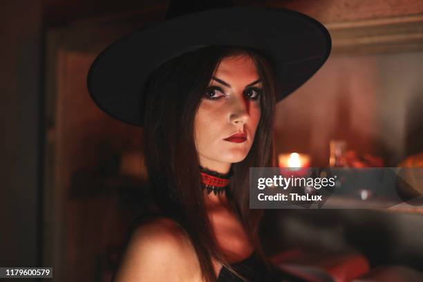 fille de goth à une partie d'halloween - young goth girls photos et images de collection