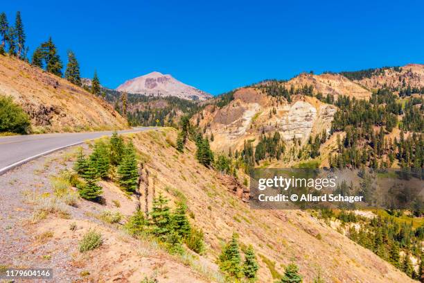 road in lassen volcanic national park - californië 個照片及圖片檔