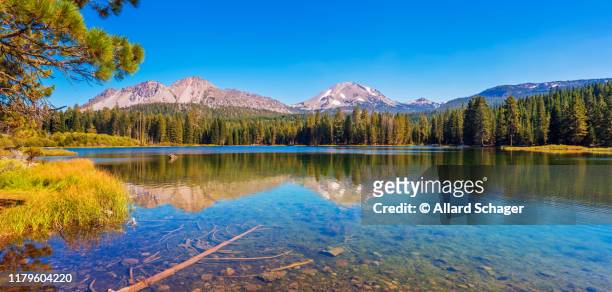 manzanita lake in lassen volcanic national park - californië stock pictures, royalty-free photos & images