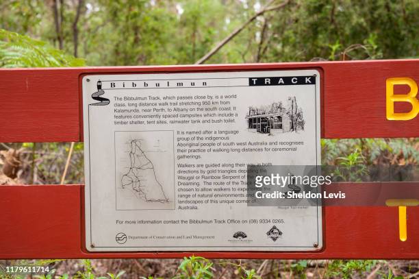 sign with infomation about the world-renowned bibbulman track in the south-west of western austraila - by sheldon levis 個照片及圖片檔