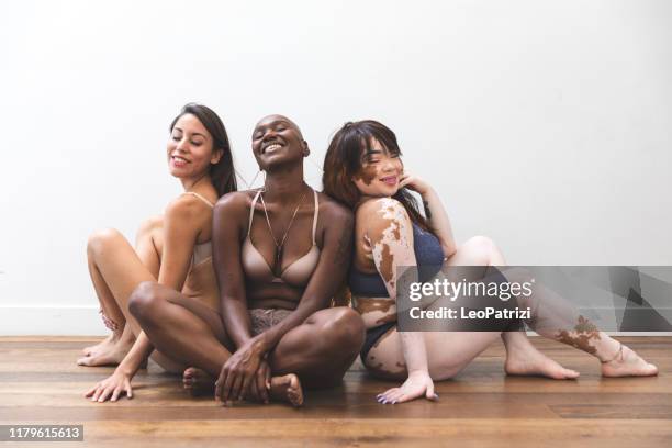 lichaam positiviteit-vrouwen vrienden poseren thuis in lingerie - bra stockfoto's en -beelden