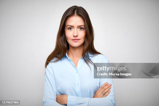 female white collar worker with arms crossed - braços cruzados imagens e fotografias de stock