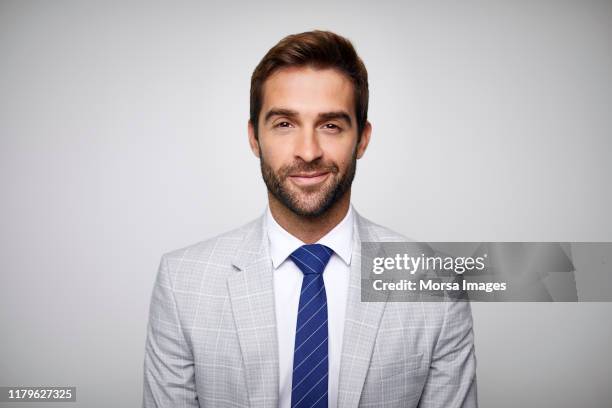 confident handsome businessman wearing gray suit - cravate fond blanc photos et images de collection