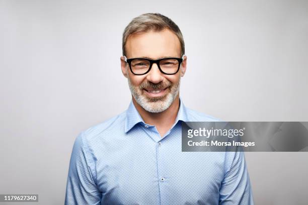 close-up smiling male leader wearing eyeglasses - punto di vista frontale foto e immagini stock