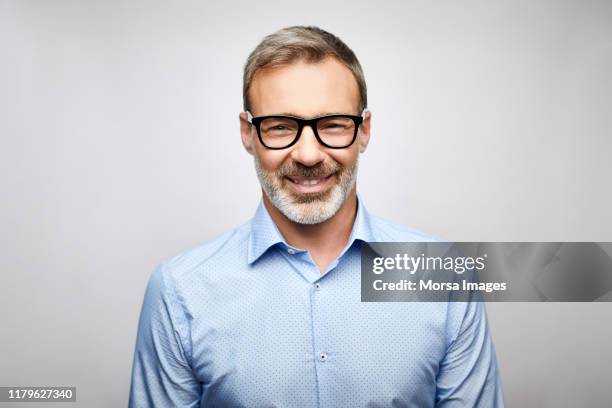 close-up smiling male leader wearing eyeglasses - frontaal stockfoto's en -beelden