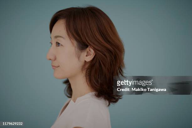studio portrait of mature woman - 若い女性 日本人 顔 ストックフォトと画像