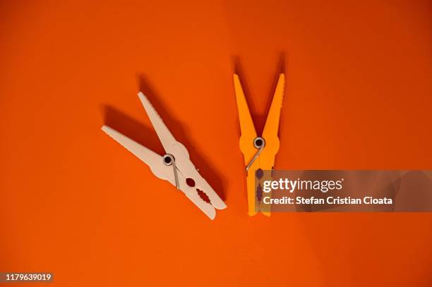 laundry clips on color background - wasknijper stockfoto's en -beelden