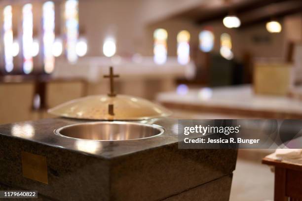 baptismal font - catholic baptism - fotografias e filmes do acervo