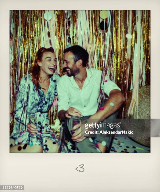liefdevolle paar vieren oudejaarsavond - couple au lit stockfoto's en -beelden