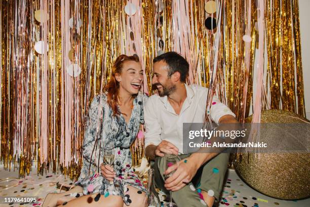 liefdevolle paar vieren oudejaarsavond - couple celebrating stockfoto's en -beelden