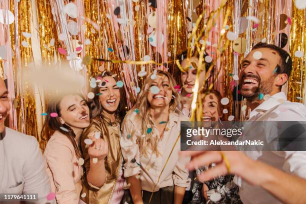 freunde feiern silvester - new years eve 2019 stock-fotos und bilder