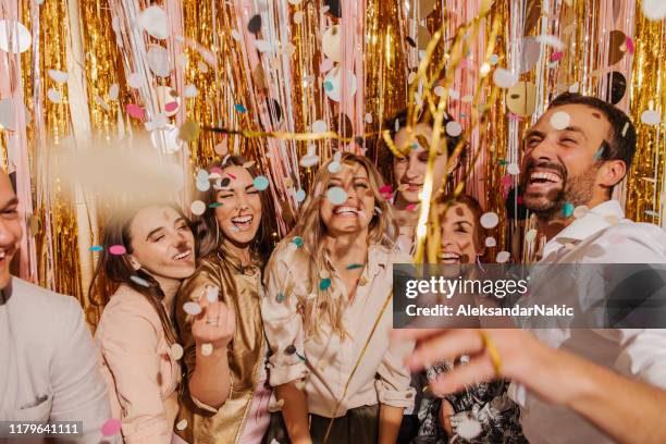 vrienden vieren oudejaarsavond - new years eve 2019 stockfoto's en -beelden