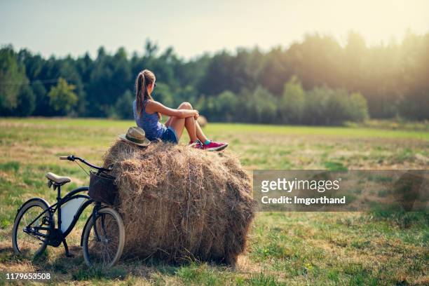 adolescente appréciant la coupure pendant le voyage de vélo - campagne photos et images de collection