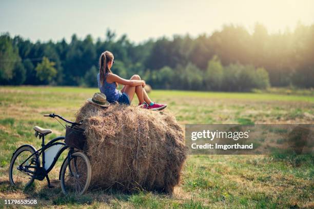 adolescente que aprecia a ruptura durante o desengate da bicicleta - local girls - fotografias e filmes do acervo