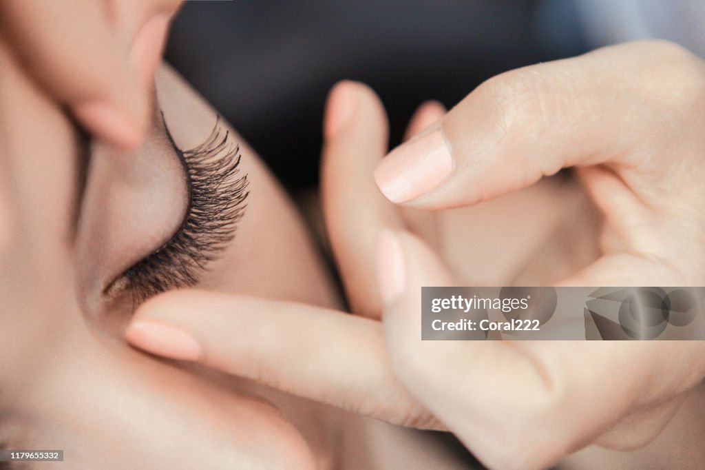 Make-up-Künstler anwendung falsche Wimpern