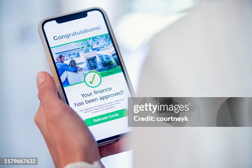 Femme retenant un téléphone portable avec l'approbation de demande de prêt. Femme retenant un téléphone portable avec l'approbation de demande de prêt.