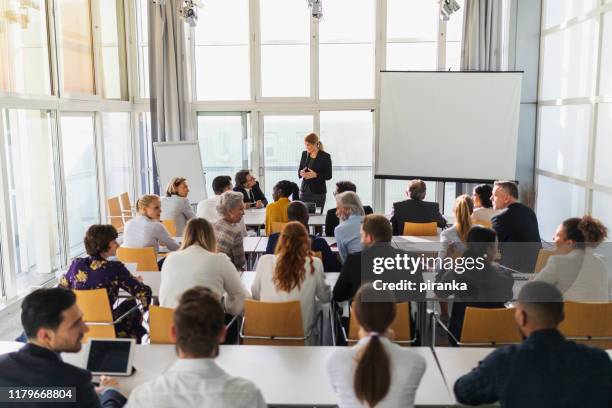 会議に出席するビジネス チーム - 社会人学生 ストックフォトと画像