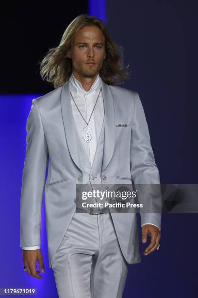 Carlo Pignatelli wedding fashion show at Tutto sposi in Napoli.