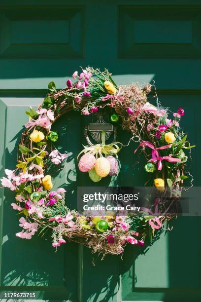 close-up view of green front door with easter wreath - frühling deko stock-fotos und bilder