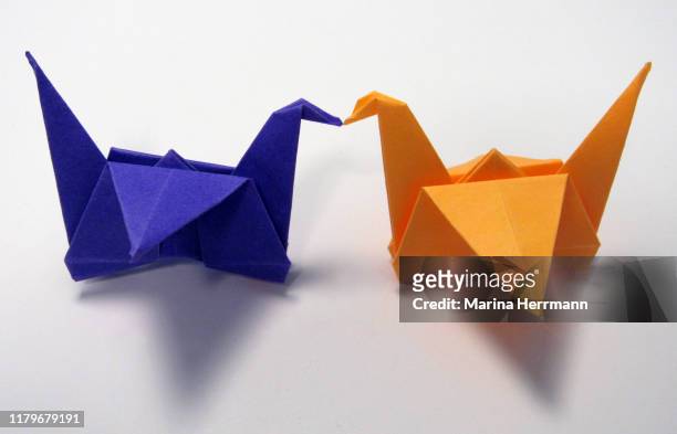 two cranes origamis (tsurus) together - animaux origami photos et images de collection