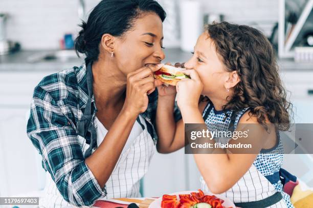 madre e hija en la cocina - cooking pan fotografías e imágenes de stock