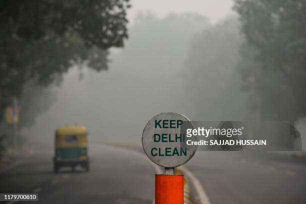 Rickshaw drives along a road under heavy smog conditions, in New Delhi on November 3, 2019. - India's capital New Delhi was enveloped in heavy, toxic...