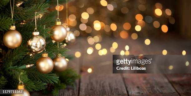 fond d'arbre et de lumières d'or de noel - christmas tree stock photos et images de collection
