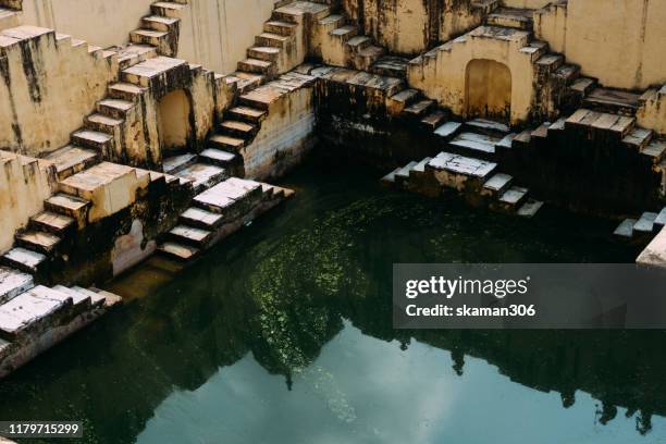 ancient stepwell chand baori biggest stepwell near jaipur rajasthan india - chand baori stockfoto's en -beelden