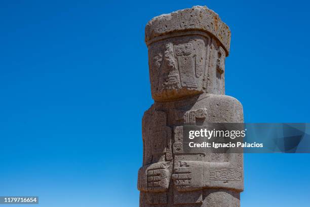 tiwanaku ruins near la paz, bolivia - ruïnes van tiahuanaco stockfoto's en -beelden