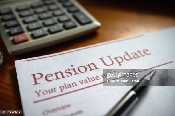 pension update/statement document - pension altersvorsorge stock-fotos und bilder